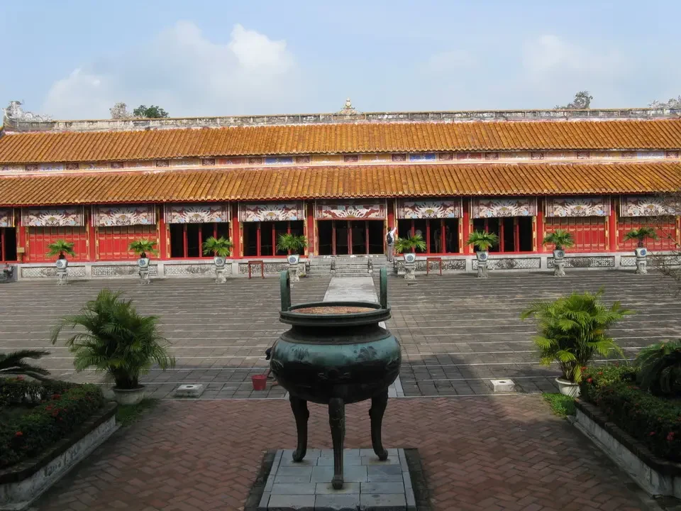 Cortile con edifici tradizionali in stile vietnamita o cambogiano e una fontana centrale. Cortile con edifici tradizionali in stile vietnamita o cambogiano e una fontana centrale.
