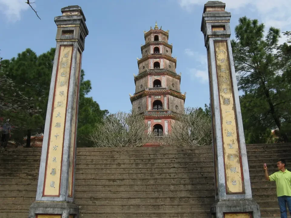 Pagoda di Thien Mu in Vietnam con una scalinata imponente in primo piano.