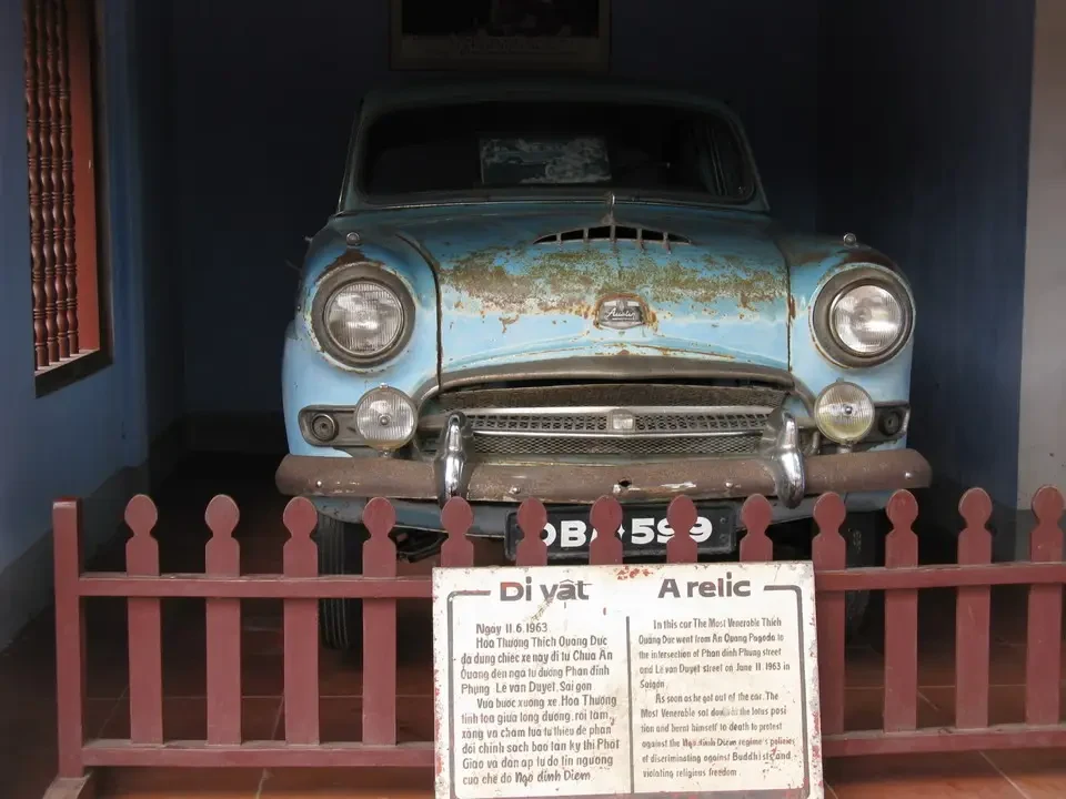 Un'automobile d'epoca blu parcheggiata in un contesto storico.