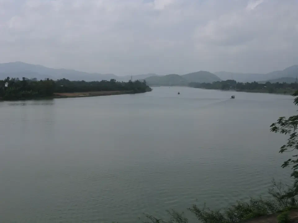 Un fiume tranquillo scorre attraverso la campagna tra Vietnam e Cambogia.