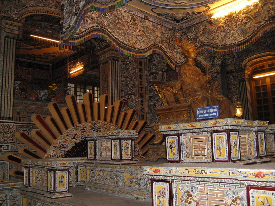 Interno decorato di un palazzo storico in Vietnam o Cambogia con decorazioni elaborate. Interno decorato di un palazzo storico in Vietnam o Cambogia con decorazioni elaborate.