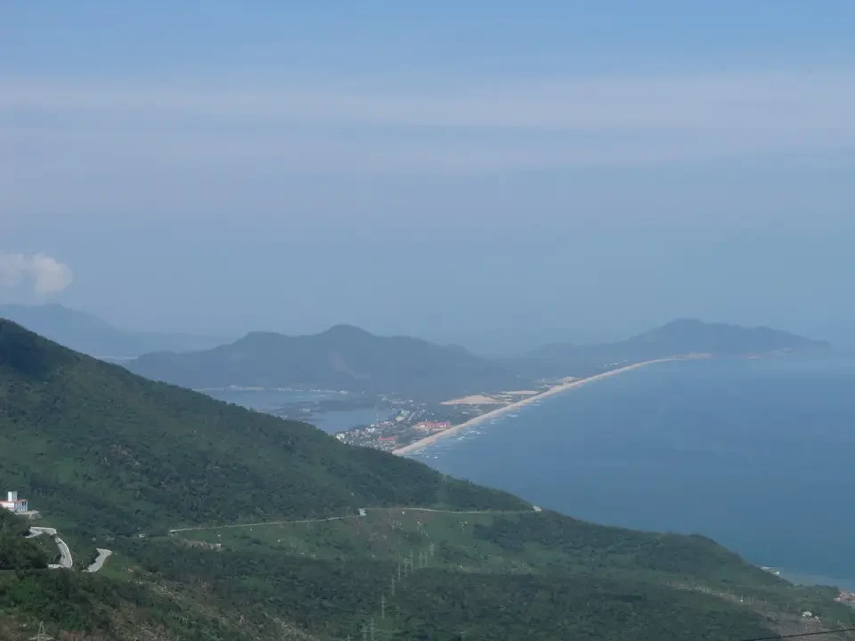 Paesaggio costiero con colline verdi che si estendono verso il mare. Paesaggio costiero con colline verdi che si estendono verso il mare.