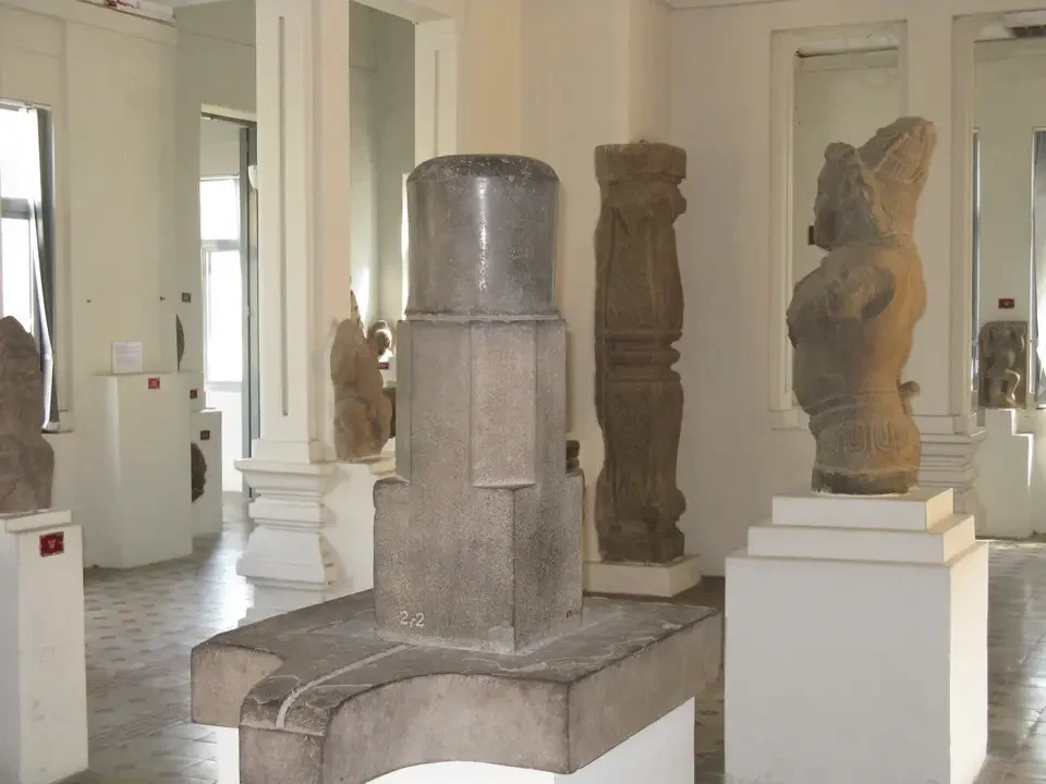 Scultura antica esposta in una galleria.