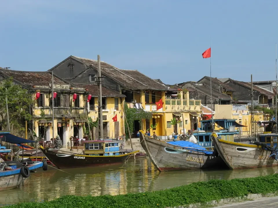 Edifici antichi lungo un canale in stile coloniale in Vietnam o Cambogia. Edifici antichi lungo un canale in stile coloniale in Vietnam o Cambogia.