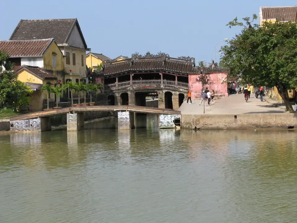 Un ponte giapponese attraversa un fiume in una città vietnamita o cambogiana.