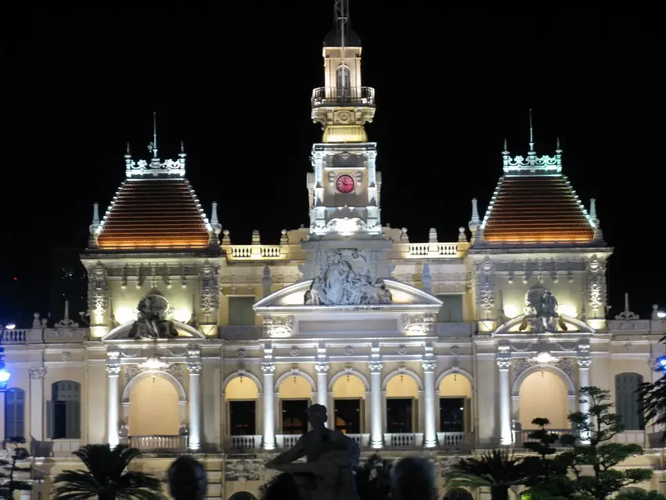 Facciata illuminata di un imponente edificio storico di notte.
