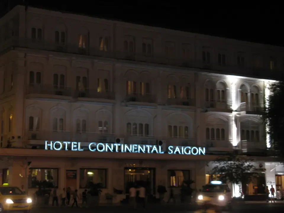 Vista notturna dell'Hotel Continental a Saigon in Vietnam. Vista notturna dell'Hotel Continental a Saigon in Vietnam.