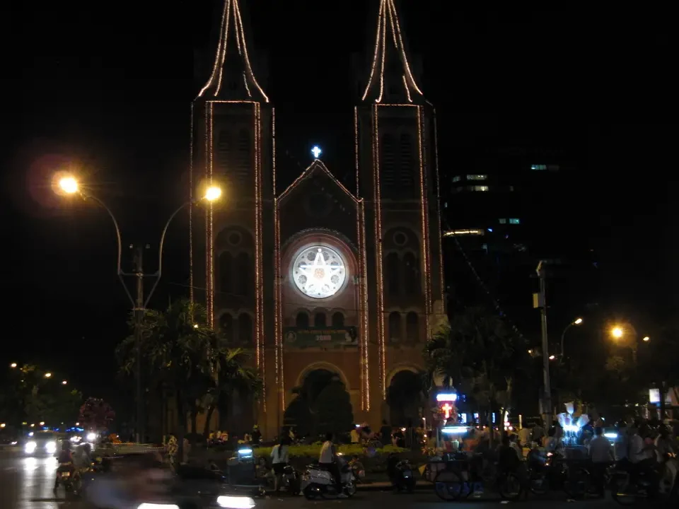 La Cattedrale di Notre-Dame è illuminata di notte con luci dorate.