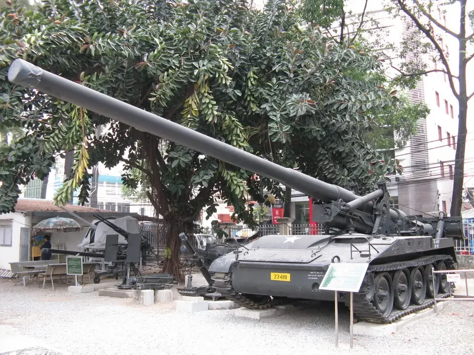 Un carro armato con un cannone è esposto in un parco a Saigon, Vietnam.