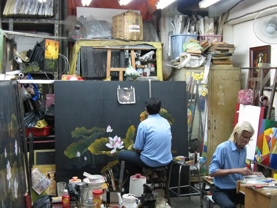 Interni di un laboratorio artigianale con opere d'arte in corso.