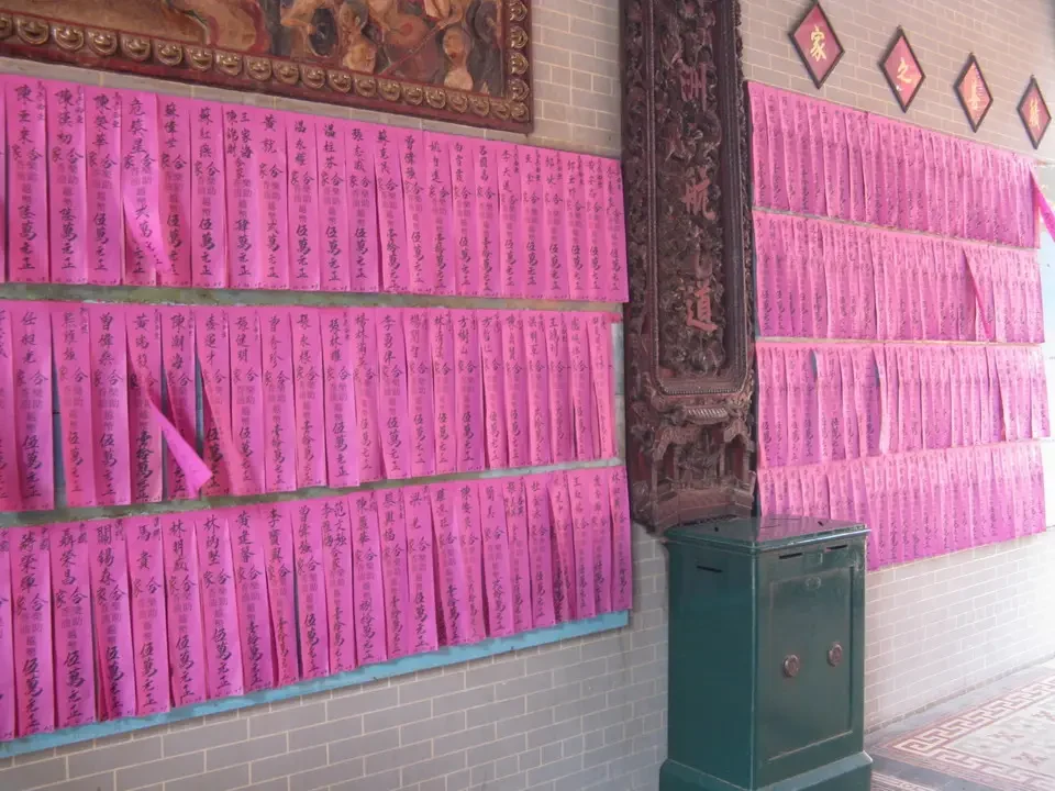 Una pagoda decorata è visibile in un contesto storico tra Vietnam e Cambogia.