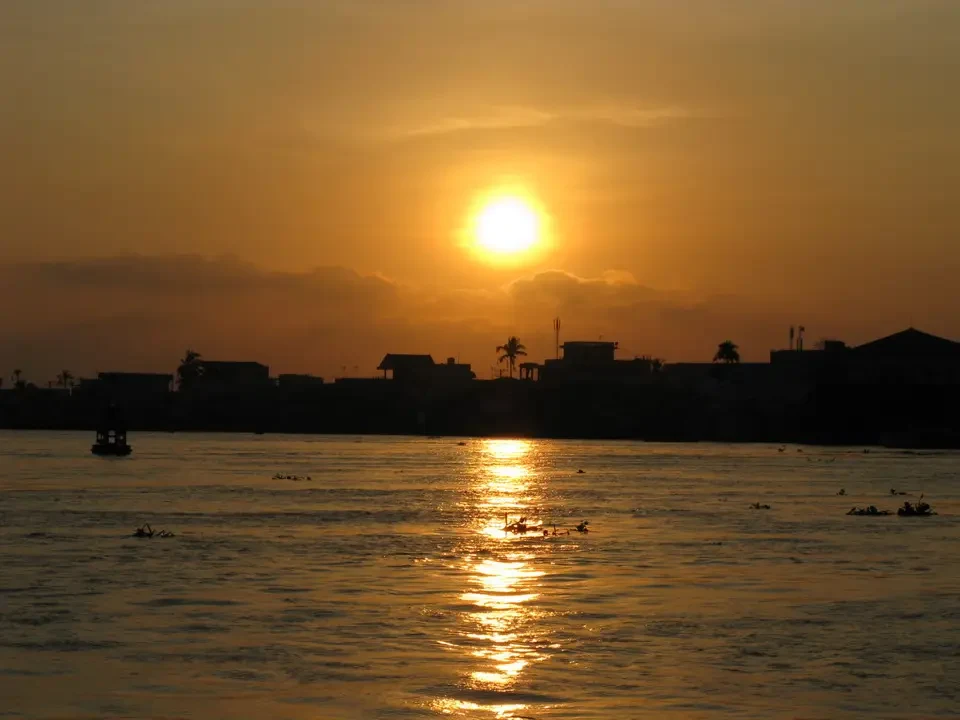 Tramonto del sole sul fiume Mekong in Vietnam e Cambogia.