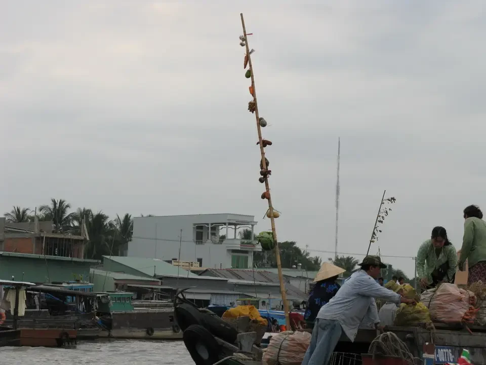 Mercato di Cai Rang in Vietnam con una fila di oggetti appesi sopra l'acqua.