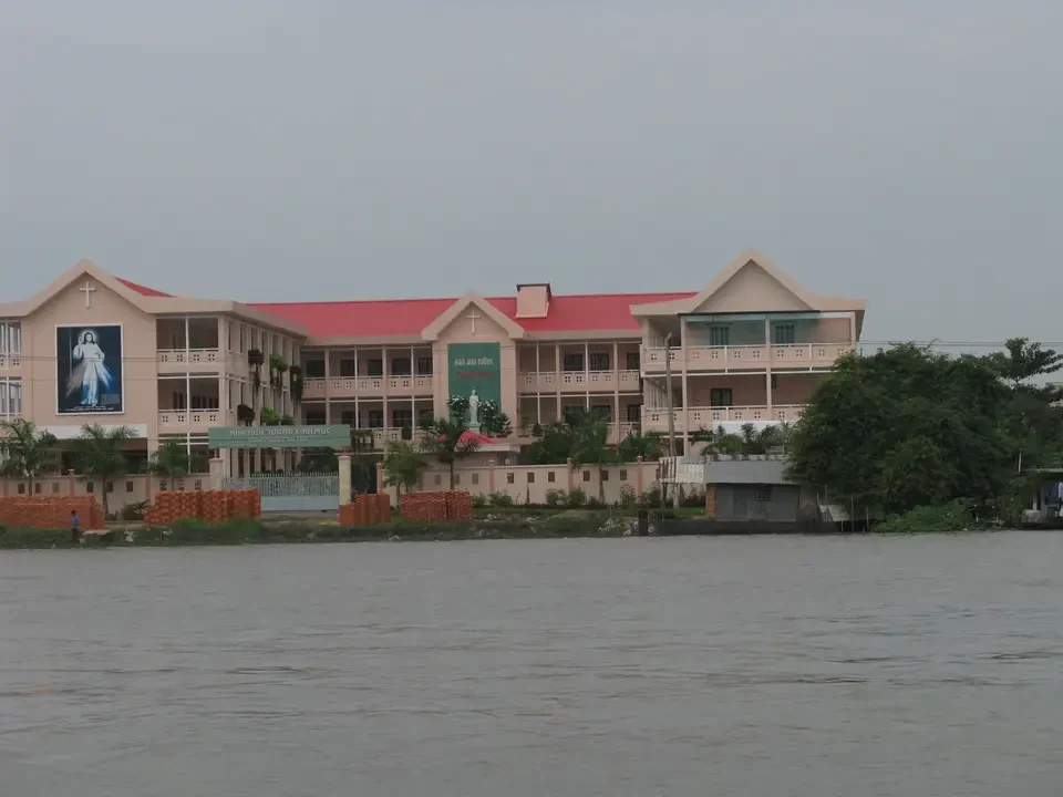 Edificio lungo il fiume in Vietnam o Cambogia.