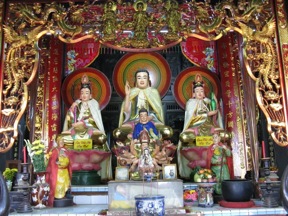 Una galleria fotografica di templi e statue religiose in Vietnam o Cambogia.