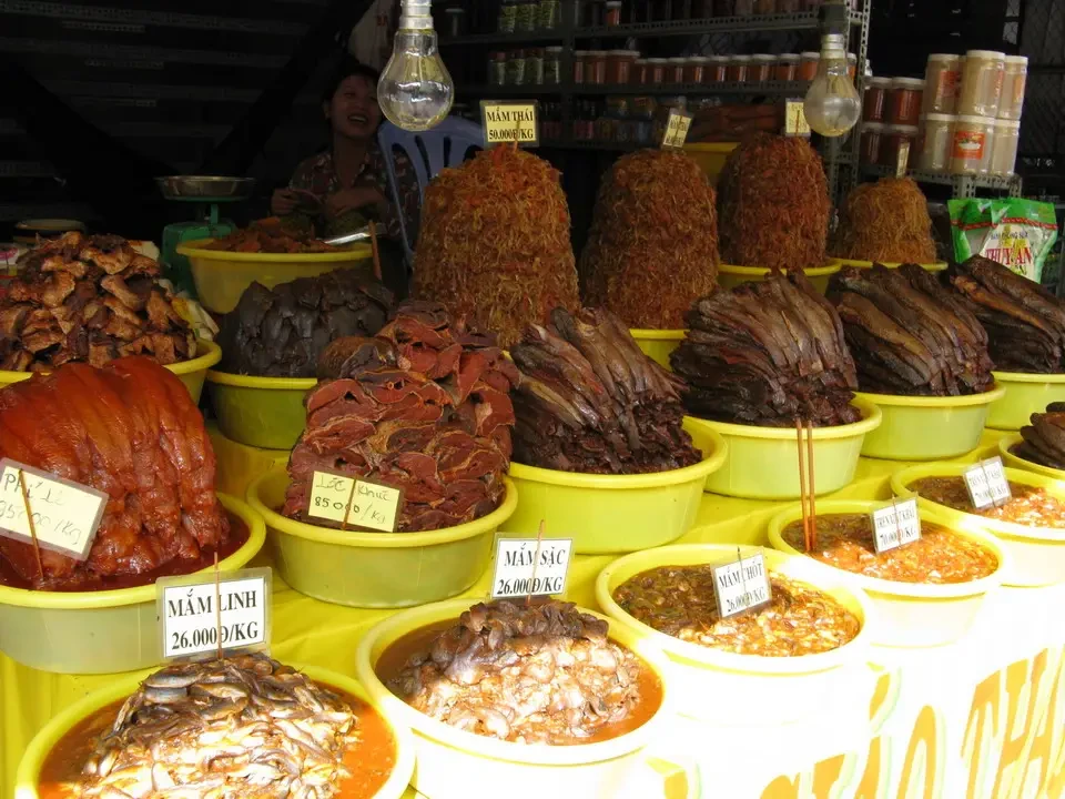 Esposizione di carni e piatti cucinati su un tavolo di mercato.
