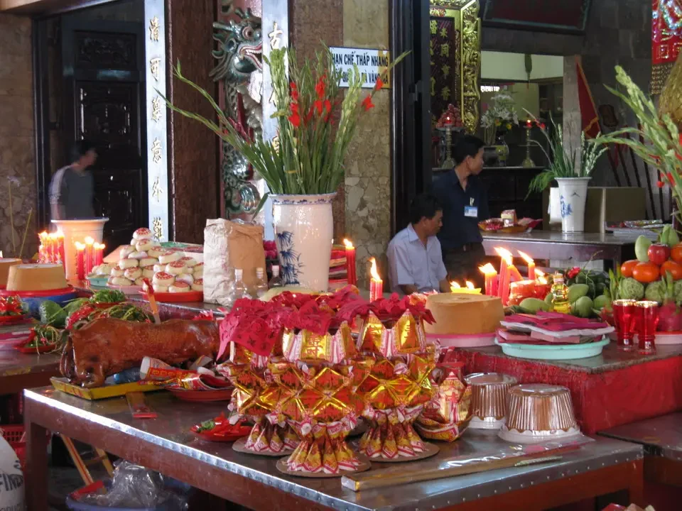 Esposizione di cibo e decorazioni tradizionali in un luogo di viaggio tra Vietnam e Cambogia.