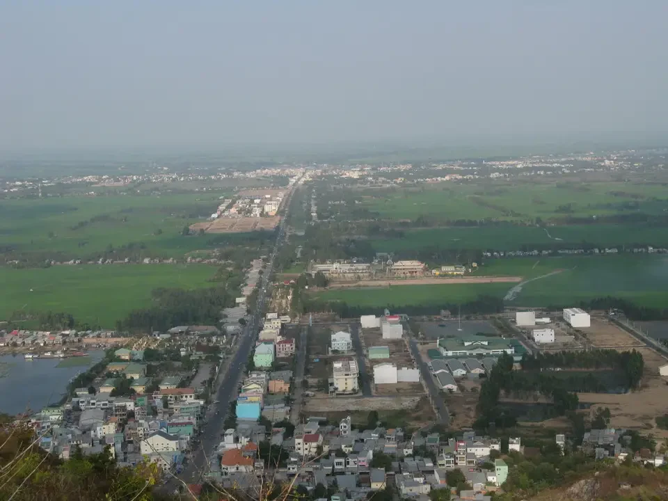 Vista panoramica su un paesaggio rurale e urbano in Vietnam e Cambogia.