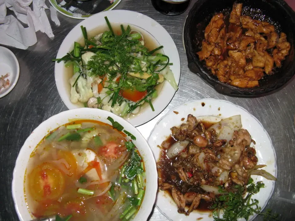 Piatti tipici vietnamiti e cambogiani con rane.