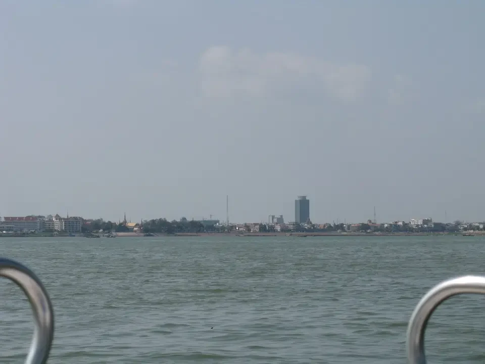 Vista su Phnom Penh da un ponte o una barca.