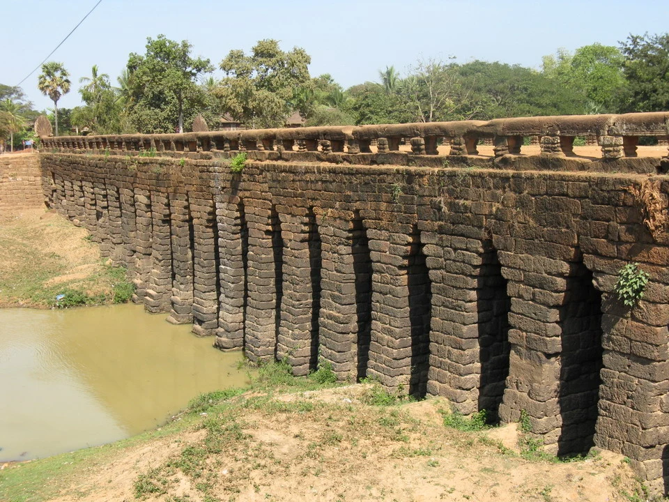 Muro di pietra antico lungo un fiume in Vietnam o Cambogia.