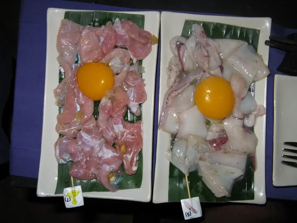 Pesce crudo servito su piatti in stile vietnamita o cambogiano.