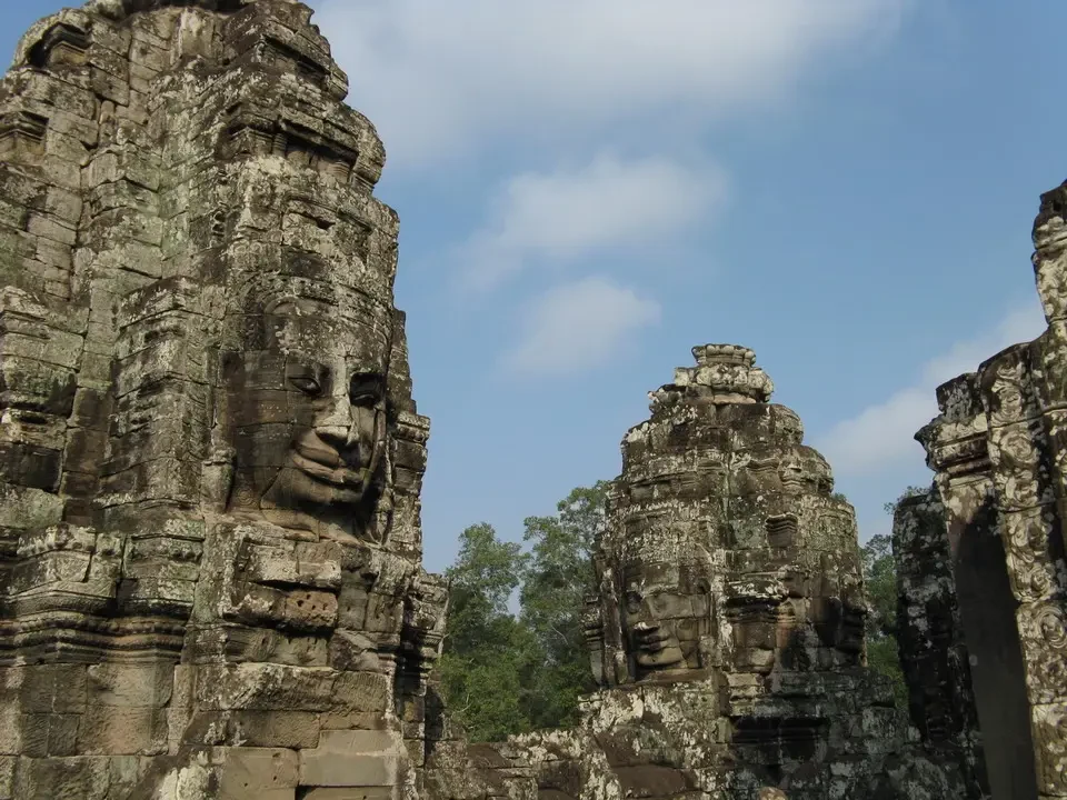 Resti di pietra antiche di Angkor Wat o Bayon in Cambogia.