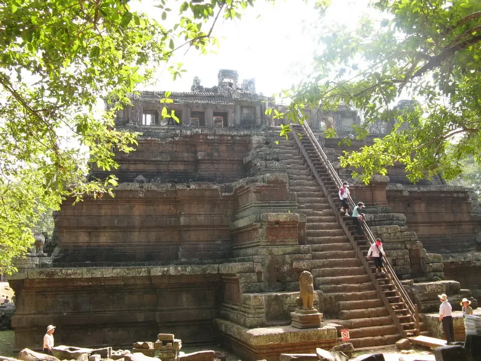 Scale di pietra e templi antichi circondati da alberi.