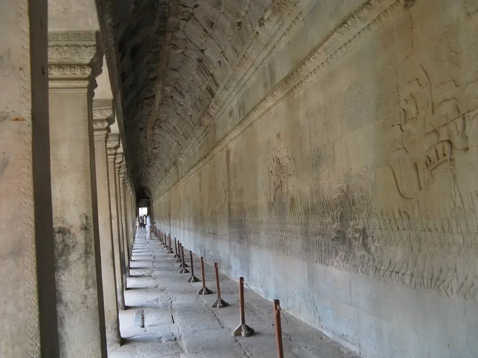 Bassorilievi murali all'interno di un corridoio antico di Angkor Wat.