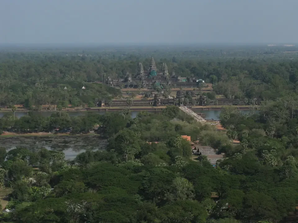 Vista panoramica di Angkor Wat con un pallone aerostatico in volo sopra i templi.