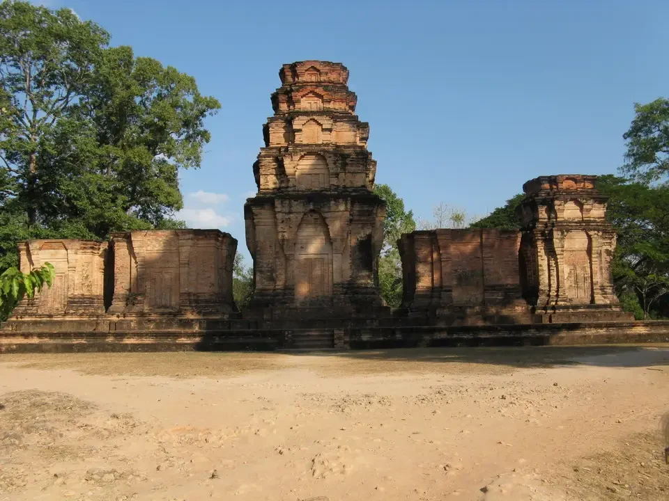 Resti di pietra antiche di un tempio in stile Khmer in Vietnam o Cambogia.