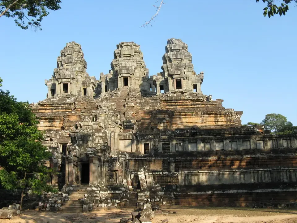 Le rovine di Angkor Ta Keo in Cambogia sotto il cielo azzurro.
