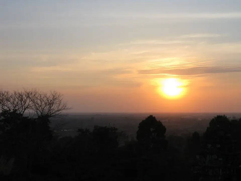 Tramonto sul Phnom Bakheng in Vietnam o Cambogia.