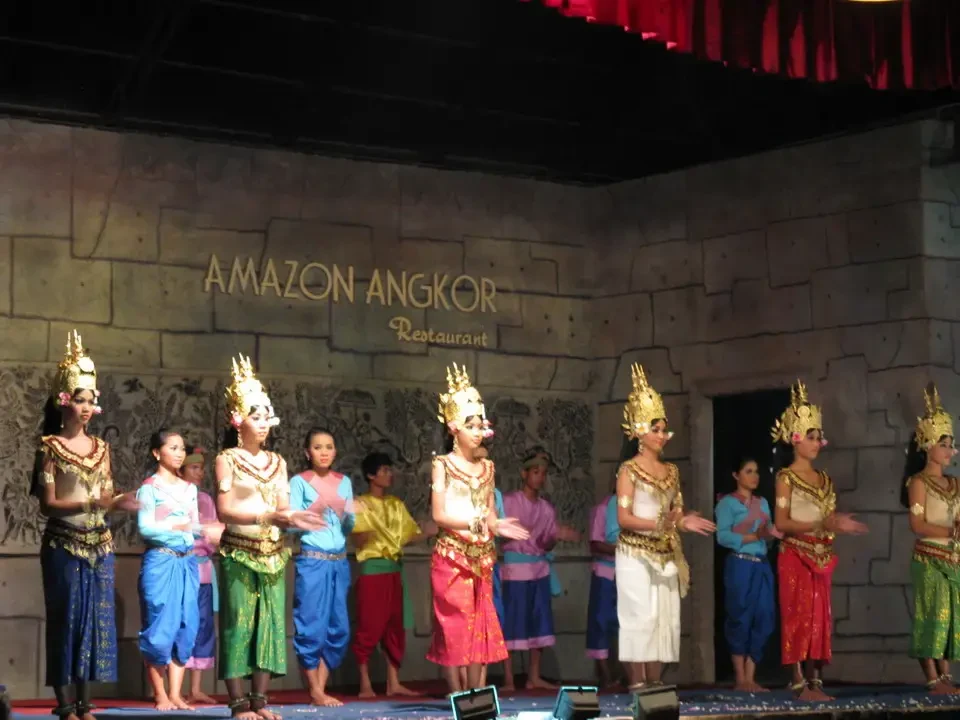 Danza delle Apsara in uno spettacolo culturale tra Vietnam e Cambogia.