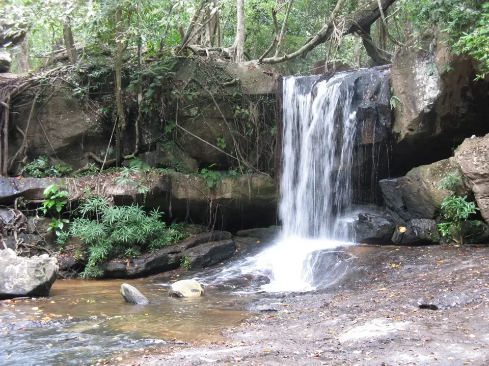 Cascata naturale nel giungla del Vietnam o del Cambogia.