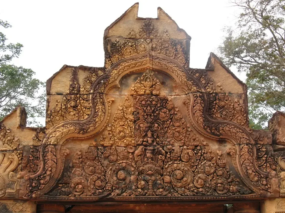 Decorazione scolpita in pietra di un tempio in pietra antica.