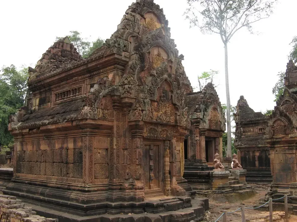 Resti di templi antichi in pietra in un sito archeologico del Cambogia.