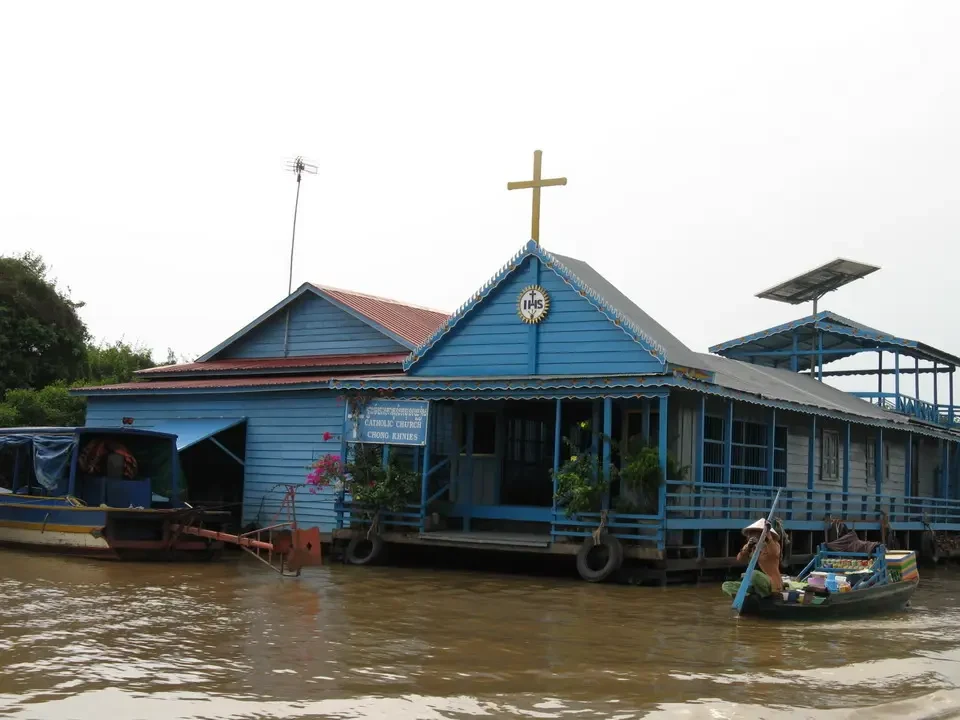 Chiesa galleggiante sul lago Tonle Sap in Vietnam o Cambogia.