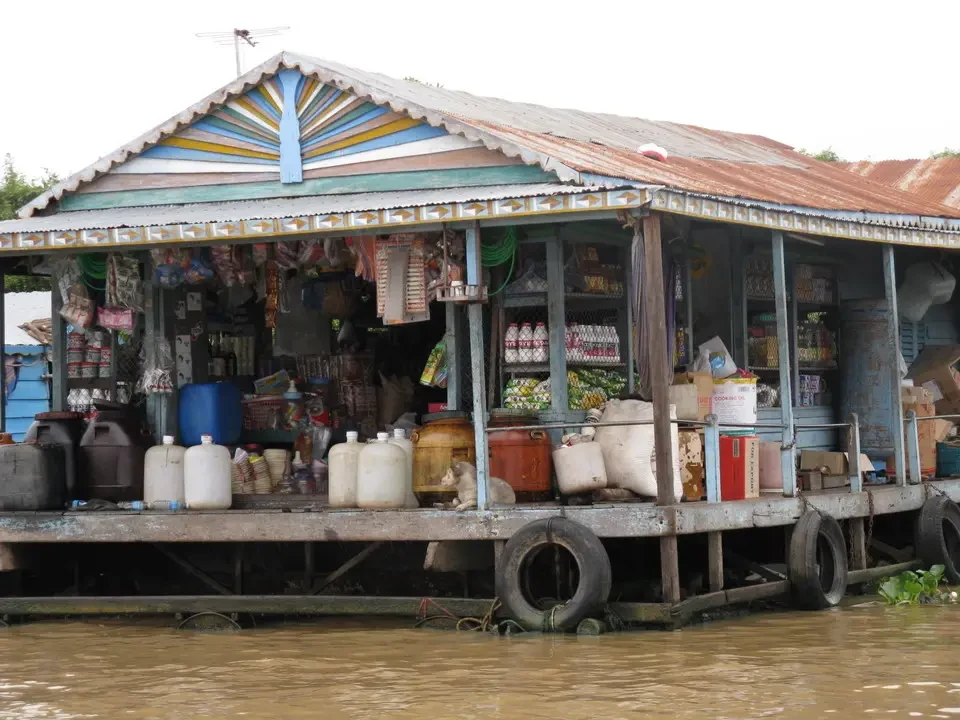 Case galleggianti sul Lago Tonle Sap in Vietnam o Cambogia.