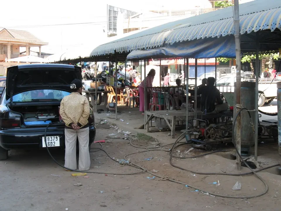 Carro di servizio con tubi flessibili parcheggiato in una zona di mercato al Vietnam o Cambogia.