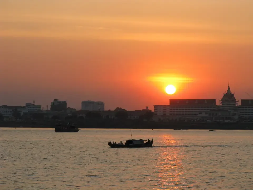 Tramonto sul fiume Mekong a Phnom Penh, Vietnam e Cambogia.