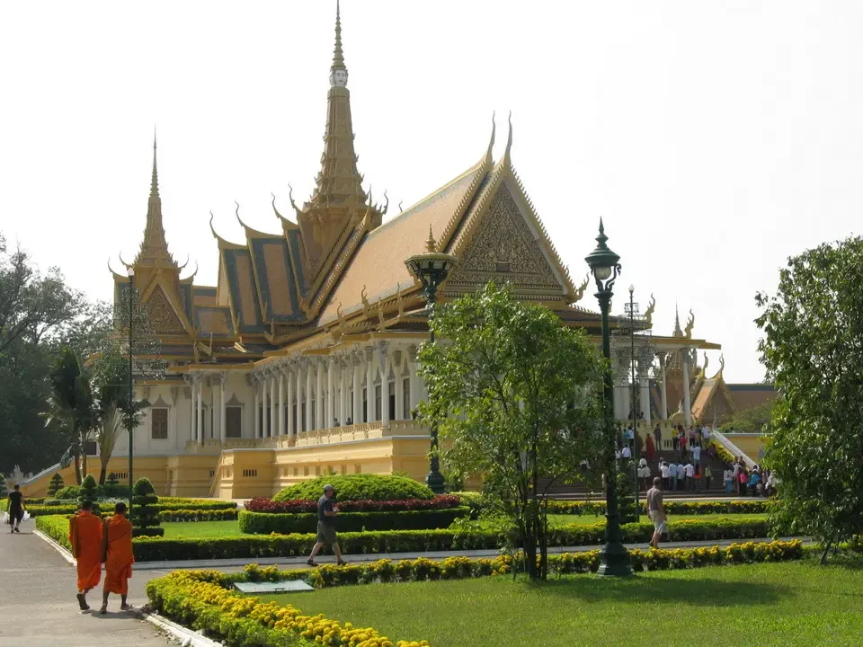 Il Palazzo reale di Phnom Penh in Cambogia con ampi giardini circostanti.