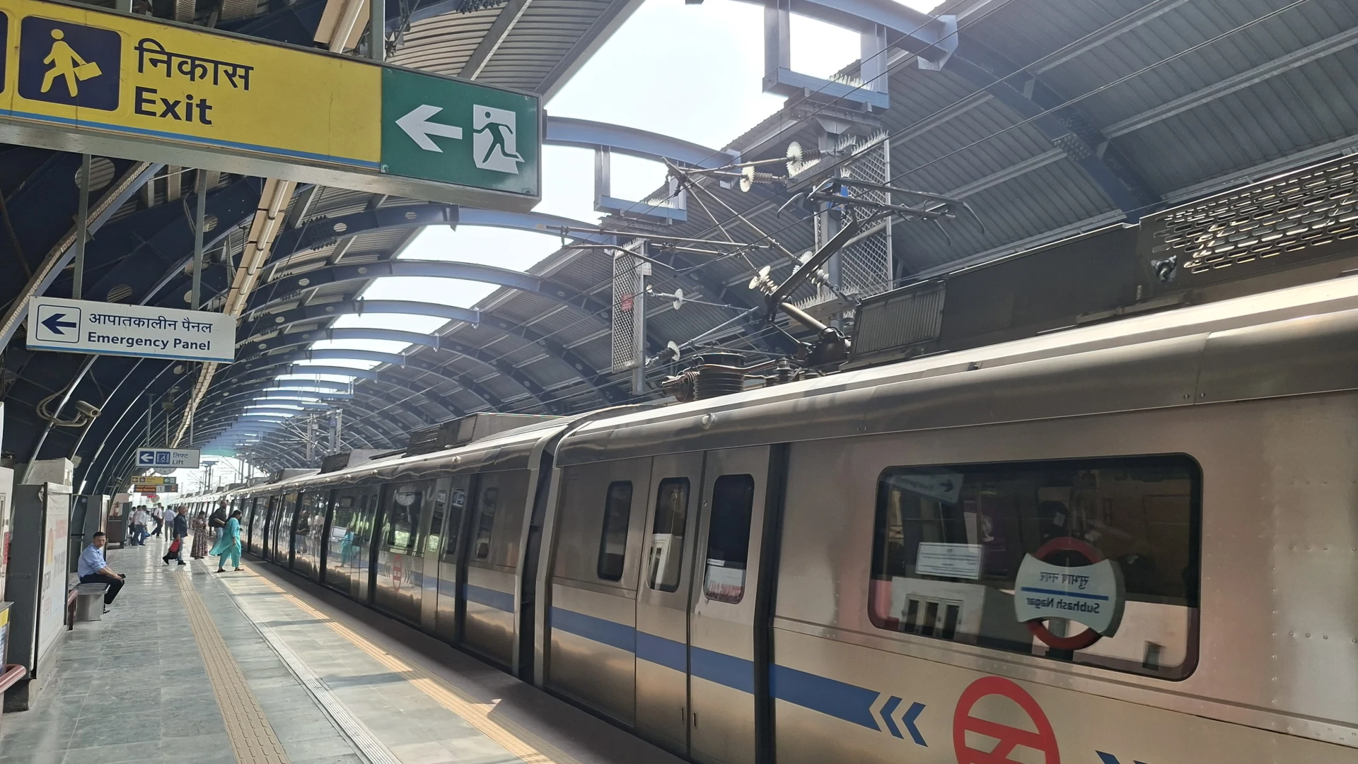 1976.26.08.15.Delhi - metro