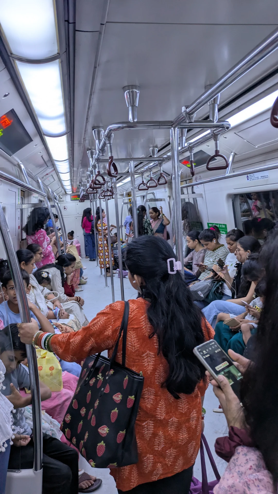 1987.26.08.15.Delhi - metro_women