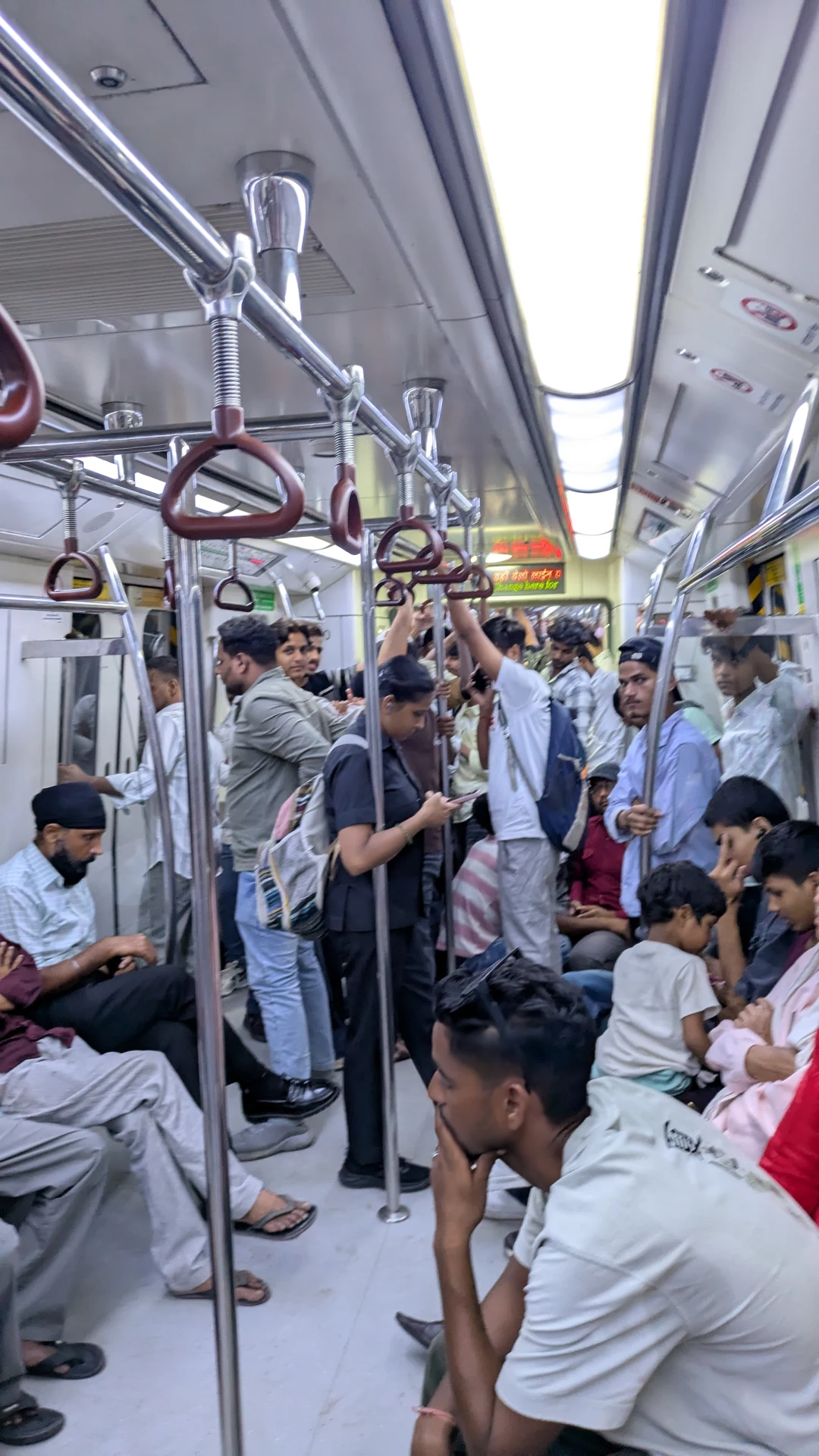 1988.26.08.15.Delhi - metro_men