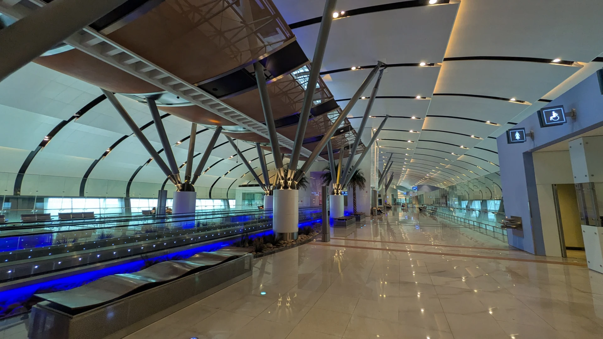 2072.26.08.16.Muscat - airport
