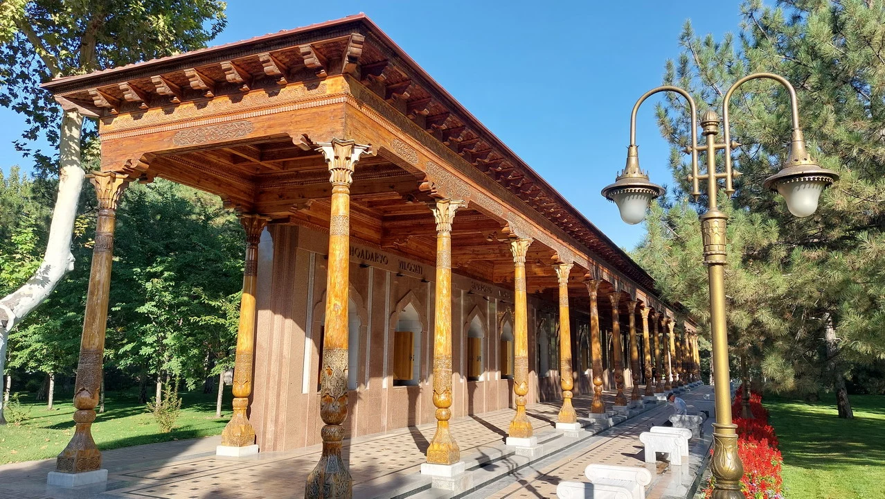 Vista del Memorial Square a Tashkent con una lunga loggia in legno.