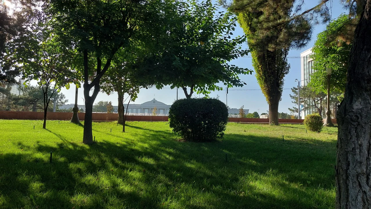 Vista del Palazzo del Presidente a Tashkent con un ampio prato verde in primo piano.