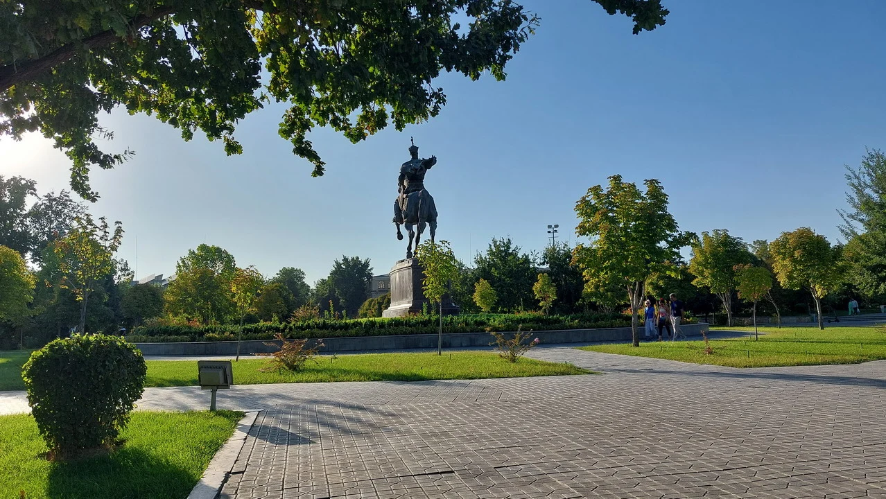 Statua equestre in un parco cittadino.