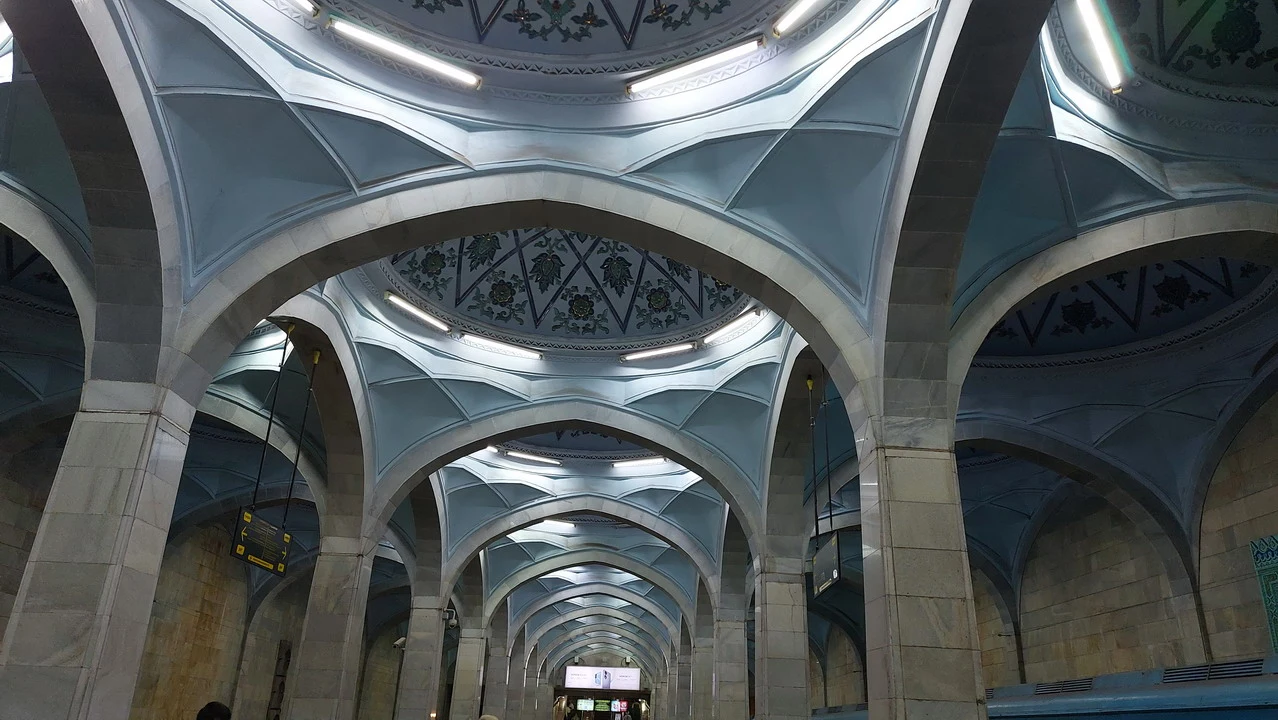 Interno di una stazione della metropolitana con volte a botte.